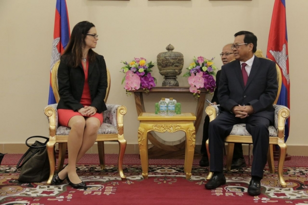 ឯកឧត្តមបណ្ឌិតរដ្ឋមន្ត្រី បានអនុញាតិឲ្យលោកស្រី DesiressGanz នាយកកិច្ចការពលកម្ម នៃការិយាល័យតំណាងពាណិជ្ជកម្មសហរដ្ឋអាមេរិក ដឹកនាំសហការីជួបពិភាក្សាពីការងារស្តីពីច្បប់ស្តីពី ការងារក្នុងប្រព័ន្ធអនុគ្រោះព័ន្ធទូទៅ(GSP)