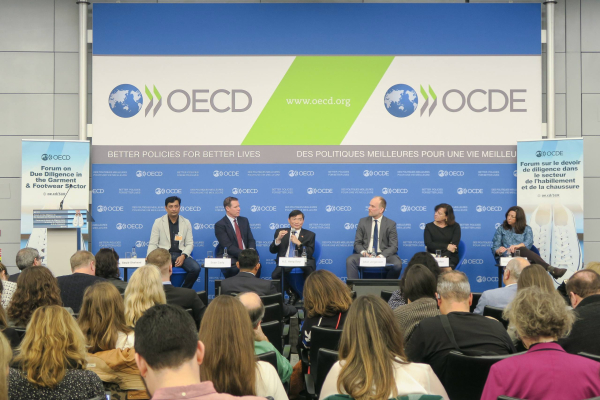 ឯកឧត្តម ហេង សួរ ដឹកនាំគណៈប្រតិភូត្រីភាគីកម្ពុជាចូលរួមវេទិកាស្តីពីការលើកកម្ពស់ការត្រួតពិនិត្យអនុលោមភាពនៅក្នុងវិស័យកាត់ដេរ និងផលិតស្បែកជើង នៅប្រទេសបារាំង