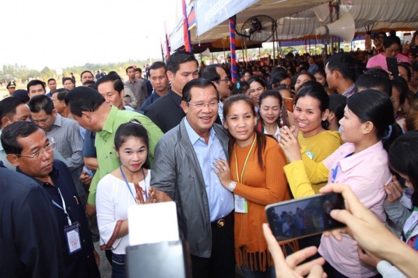 សម្តេចតេជោ ហ៊ុន សែន អញ្ជើញជួបបងប្អូនកម្មករ ១៨,២៧៣​នាក់ នៅខេត្តតាកែវ