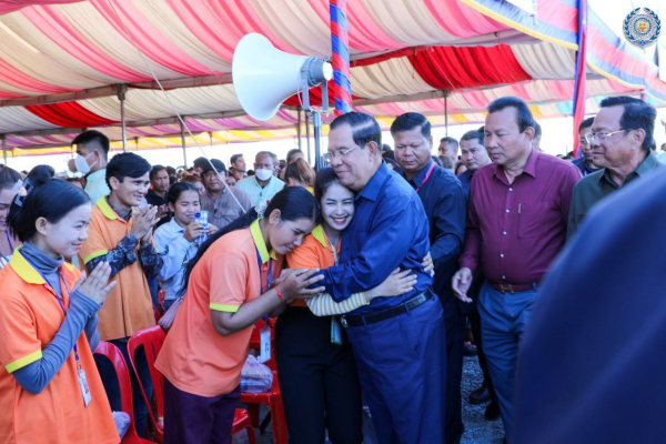 ព្រឹកនេះ សម្តេចតេជោ ហ៊ុន សែន បានបន្តអញ្ជើញចុះជួបបងប្អូនកម្មករ កម្មការិនី ជិត២ម៉ឺននាក់ជាបន្តទៀត នៅស្រុកគងពិសី