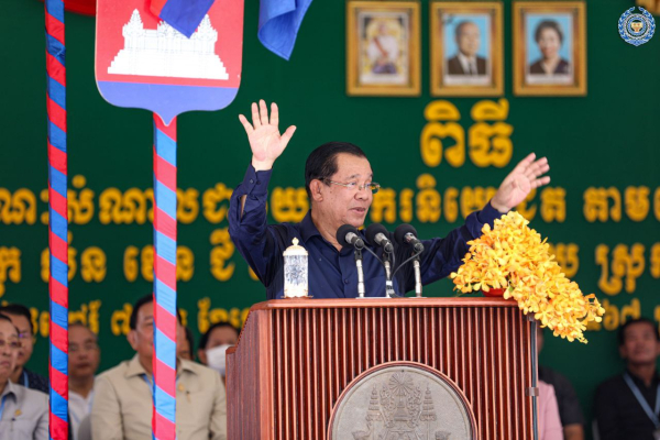 ថ្ងៃនេះ សម្តេចតេជោ ហ៊ុន សែន បានបន្តអញ្ជើញចុះជួបបងប្អូនកម្មករ កម្មការិនីជាង ១ម៉ឺន ៦ពាន់នាក់ នៅស្រុកកណ្តាលស្ទឹង ខេត្តកណ្ដាល