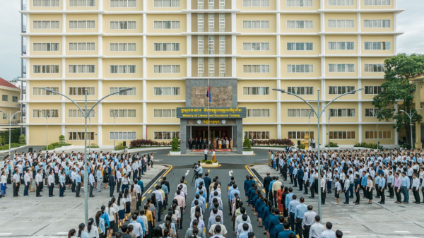 ថ្នាក់ដឹកនាំ និងមន្ត្រីរាជការនៃក្រសួងការងារ និងបណ្តុះបណ្តាលវិជ្ជាជីវៈ បានចូលរួមគោរពទង់ជាតិ នៃព្រះរាជាណាចក្រកម្ពុជា និងច្រៀងបទពង្សាវតាខ្មែរ