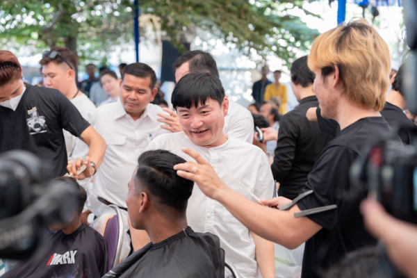 ក្រសួងការងារ រៀបចំផ្តល់ការកាត់សក់ដោយឥតគិតថ្លៃជូនកម្មកររោងចក្រនិងប្រជាពលរដ្ឋជិត៧០០នាក់នៅតំបន់ផ្ទះឡក្នុងសង្កាត់ចោមចៅទី១