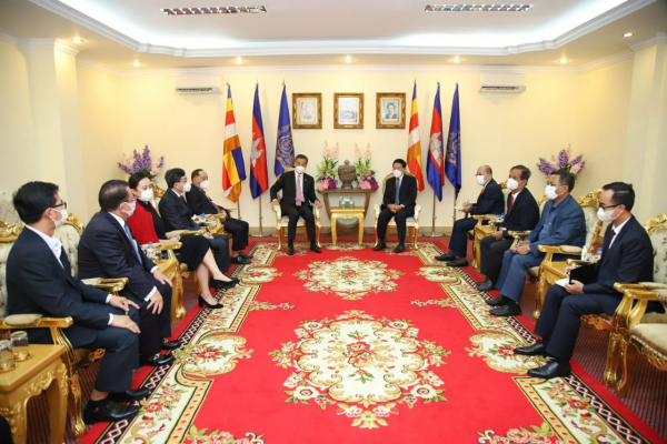 ឯកឧត្តមបណ្ឌិត ពេជ សោភ័ន រដ្ឋមន្រ្តីប្រតិភូអមនាយករដ្ឋមន្រ្តី បានទទួលជួប សម្តែងការគួរសម និងពិភាក្សាការងារជាមួយ ឯកឧត្តម Leung Chun Ying ប្រធានក្រុមប្រឹក្សាភិបាលអង្គការមូលនិធិ GX