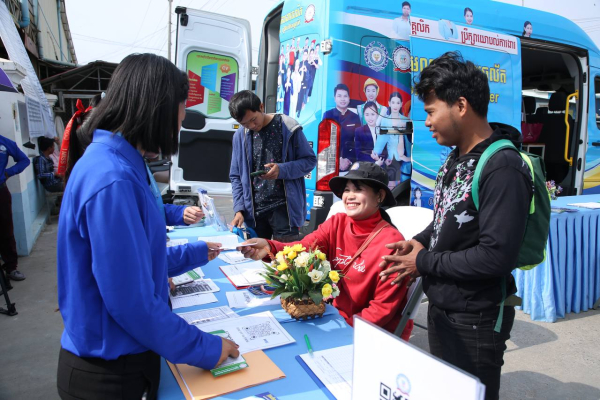 រោងចក្រចំនួន៦មកពីតំបន់សេដ្ឋកិច្ចពិសេសមកសម្ភាសជ្រើសរើសកម្មករY &amp; W ដល់រោងចក្រ