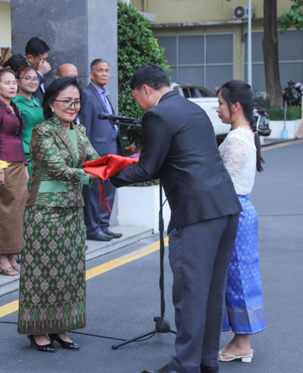 ថ្នាក់ដឹកនាំ និងមន្ត្រីរាជការនៃក្រសួងការងារ និងបណ្តុះបណ្តាលវិជ្ជាជីវៈ ចូលរួមគោរពទង់ជាតិនៃព្រះរាជាណាចក្រកម្ពុជា