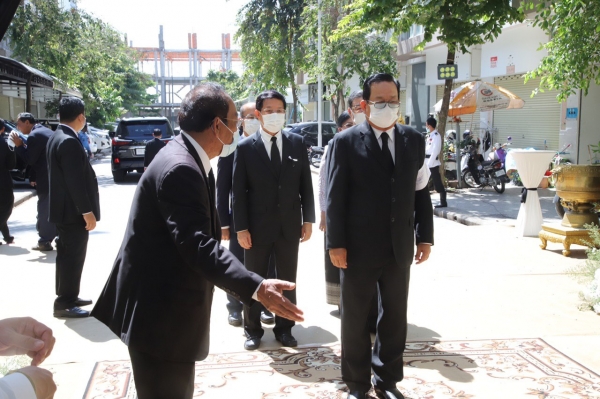 ឯកឧត្តមបណ្ឌិត អុិត សំហេង ដឹកនាំមន្ត្រីគោរពវិញ្ញាណក្ខន្ធសព ឧត្តមទេសរដ្ឋមន្ត្រី ហុឹម ឆែម