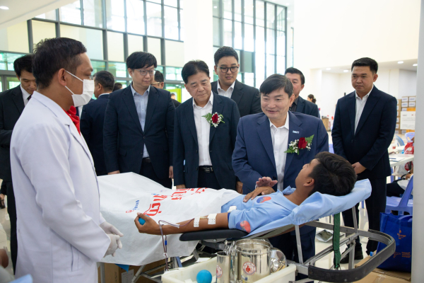 ក្រសួងការងារទទួលអំណោយជាសម្ភារ គ្រឿងឧបភោគបរិភោគ និងថវិកាពីសមាគមធុរកិច្ចកូរ៉េនៅកម្ពុជាសម្រាប់ចែកជូនបងប្អូនជនភៀសសឹក