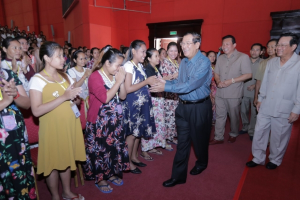 សម្តេចអគ្គមហាសេនាបតីតេជោ ហ៊ុន សែន នាយករដ្ឋមន្រ្តី បានអញ្ជើញជួបសួរសុខទុក្ខសំណេះសំណាលជាមួយតំណាងប្រធានរដ្ឋបាល ប្រធានផ្នែក មេក្រុម និងម្ចាស់រោងចក្រ