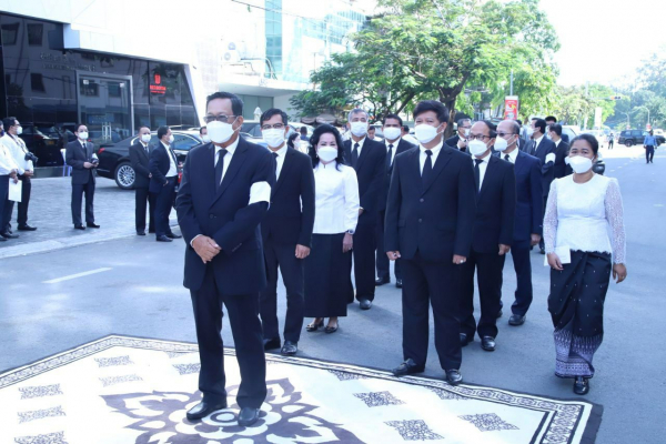 ឯកឧត្តមបណ្ឌិត អុិត សំហេង អញ្ជើញគោរពព្រះវិញ្ញាណក្ខន្ធព្រះសព សម្តេចក្រុមព្រះ នរោត្តម រណឫទ្ធិ