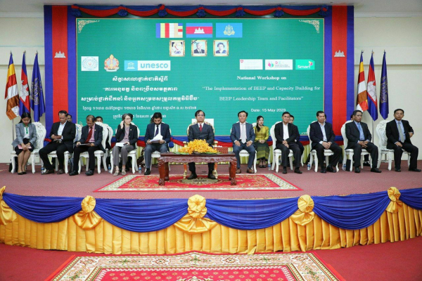 រាជរដ្ឋាភិបាលកត់សម្គាល់ឃើញកម្មវិធីសិក្សាតាមអ៉ីនធើណិត BEEP ជាកម្មវិធីគំរូមួយសម្រាប់អ្នកបាត់ឱកាសសិក្សា ហើយចង់បន្តការសិក្សាវិញ