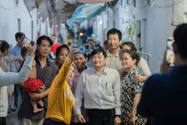រដ្ឋមន្ត្រី ហេង សួរ បន្តចុះពិនិត្យពីស្ថានភាពរស់នៅ និងប្រកបការងាររបស់កម្មករនិយោជិតនៅតាមបន្ទប់ជួល ស្ថិតក្នុងសង្កាត់ទួលសង្កែ១ ខណ្ឌឬស្សីកែវ