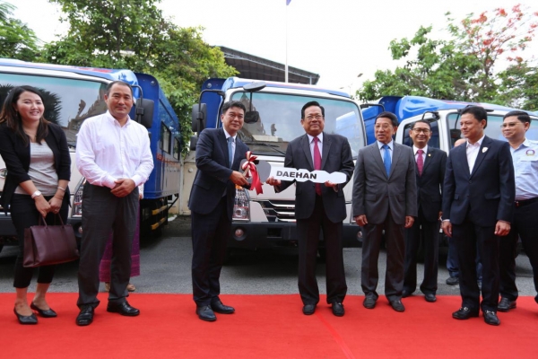 រថយន្តរបស់សម្តេចតេជោ ត្រូវបានក្រសួងការងារប្រគល់ជូនបន្តដល់ ស.ស.យ.ក និង សមាគមគ្រូពេទ្យស្ម័គ្រចិត្តយុវជនសម្តេចតេជោ  (TYDA)