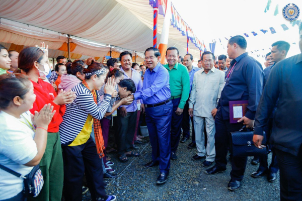 ព្រឹកនេះ សម្តេចតេជោ ហ៊ុន សែន បានបន្តអញ្ជើញចុះជួបបងប្អូនកម្មករ កម្មការិនី ជិត២ម៉ឺននាក់ នៅស្រុកអង្គស្នួល ខេត្តកណ្តាល