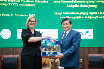 កម្ពុជានិងអូស្ត្រាលី គាំទ្រការបង្កើតមជ្ឈមណ្ឌលឧត្តមភាពយានយន្តកម្ពុជា ដើម្បីរួមគ្នាអភិវឌ្ឍមូលធនមនុស្ស បង្កើនភាពធន់ផ្នែកសេដ្ឋកិច្ច និងអភិវឌ្ឍកម្លាំងពលកម្មជំនាញឱ្យមានសមត្ថភាពខ្ពស់សម្រាប់ចូលរួមការអភិវឌ្ឍវិស័យឧស្សាហកម្មរថយន្តនៅកម្ពុជា