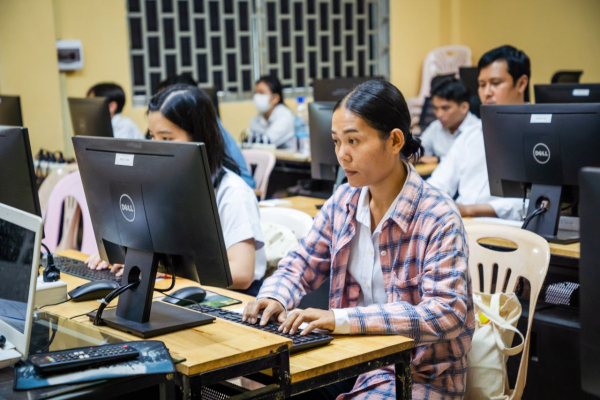 កម្មវិធី១.៥លាន៖ យុវតី សៅ យ៉ារ៉េត មិននឹកស្មានថាអ្នកបោះបង់ការសិក្សាចោលតាំងពីក្មេងអាចមានឱកាសរៀនជំនាញបានដែរ