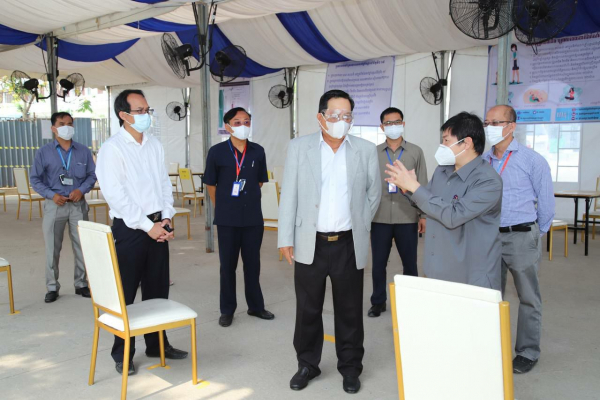 ឯកឧត្តមបណ្ឌិត អុិត សំហេង អញ្ជើញចុះពិនិត្យទីតាំងសម្រាប់បើកយុទ្ធនាការចាក់វ៉ាក់សាំងការពារកូវីដ១៩ ជូនដល់កម្មករនិយោជិត