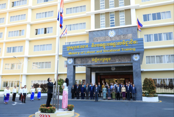 ថ្នាក់ដឹកនាំ និងមន្ត្រីរាជការនៃក្រសួងការងារ និងបណ្តុះបណ្តាលវិជ្ជាជីវៈ ចូលរួមគោរពទង់ជាតិនៃព្រះរាជាណាចក្រកម្ពុជា