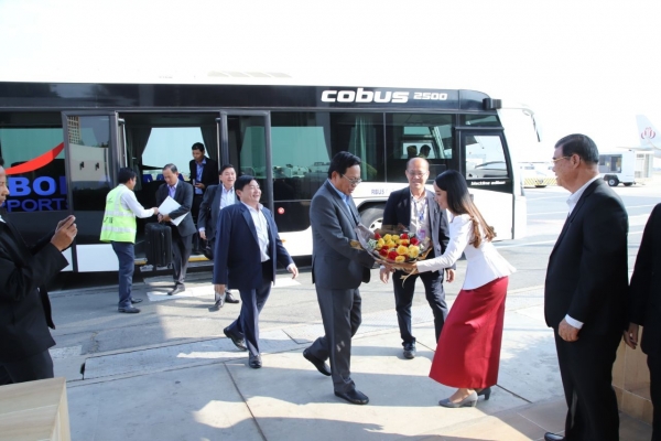 ឯកឧត្តមបណ្ឌិត អ៊ិត សំហេង ដឹកនាំគណៈប្រតិភូត្រឡប់មកដល់មាតុប្រទេសវិញ បន្ទាប់ពីបំពេញទស្សនកិច្ចការងារនៅប្រទេសជប៉ុនរយៈពេល០៤ថ្ងៃ