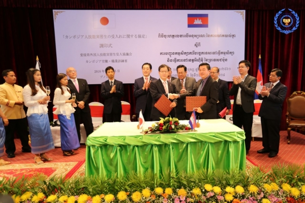 ពិធីចុះហត្ថលេខាលើអនុស្សរណៈនៃការយោគយល់គ្នា ស្តីពី ការបញ្ជូនកម្មសិក្សាការីបច្ចេកទេសទៅធ្វើកម្មសិក្សា និងធ្វើការនៅខេត្តអិហ៊ិម៉ិ នៃប្រទេសជប៉ុន រវាង អគ្គនាយកដ្ឋានការងារ