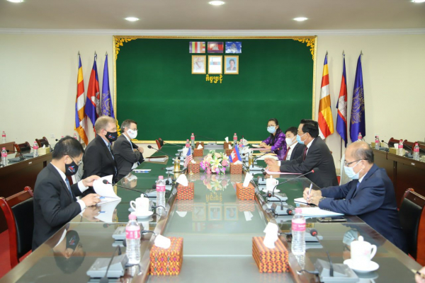 កម្ពុជា-សហរដ្ឋអាមេរិក បន្តកិច្ចសហប្រតិបត្តិការ ចូលរួមចំណែកដល់កំណើនសេដ្ឋកិច្ចកម្ពុជា និងបង្កើតការងារជូនកម្មករនិយោជិត បើទោះជាជំងឺកូវីដ១៩ កំពុងបន្តការគំរាមកំហែង