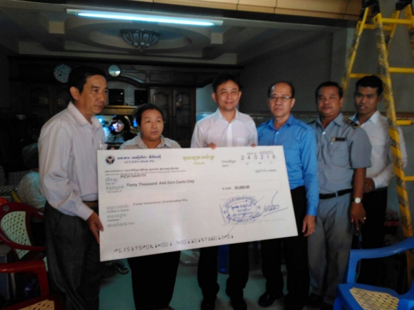 ក្រុមហ៊ុន SEATEL បានប្រគល់ប្រាក់សំណង ធានារ៉ាប់រងគ្រោះថ្នាក់អាយុជីវិតចំនួន ៣ម៉ឺនដុល្លារ ដល់ឪពុកម្ដាយ លោក ពេជ្រ ដែលជួបគ្រោះថ្នាក់ចរាចរណ៍បាត់បង់ជីវិត
