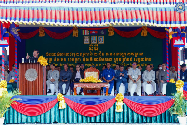 ថ្ងៃនេះ សម្តេចតេជោ ហ៊ុន សែន បានអញ្ជើញចុះជួបបងប្អូនកម្មករ កម្មការិនីជិត២ម៉ឺននាក់ជាបន្តទៀត នៅស្រុកត្រាំកក់ ខេត្តតាកែវ