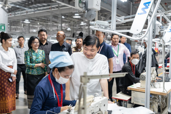 រដ្ឋមន្ត្រីក្រសួងការងារចុះសួរសុខទុក្ខ និងទទួលទានអាហារជាមួយកម្មករនិយោជិត នៅរោងចក្រតារាលជាង៦ពាន់នាក់