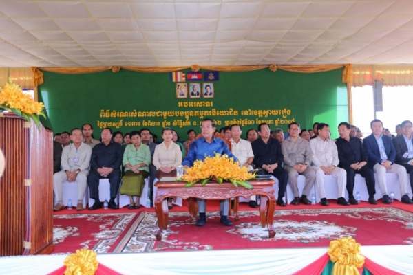 សម្តេច​តេជោ ហ៊ុន សែន អញ្ជើញ​ជួប​សំណេះ​សំណាល​ជា​មួយ​កូន​ក្មួយ​កម្មករ នៅ​ក្រុង​បាវិត ខេត្តស្វាយរៀង