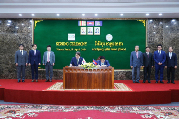 ក្រសួងការងារ និងបណ្តុះបណ្តាលវិជ្ជាជីវៈ ចុះកិច្ចព្រមព្រៀងជាមួយអង្គភាពអភិវឌ្ឍន៍ធនធានមនុស្សនៃសាធារណរដ្ឋកូរ៉េ ដើម្បីពង្រឹងកិច្ចសហប្រតិបត្តិការ និងប្រសិទ្ធភាពនៃការបញ្ជូនពលករក្រោមប្រព័ន្ធអនុញ្ញាតមុខរបរ (EPS)