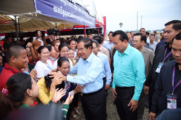 សម្តេចតេជោ ហ៊ុន សែន អញ្ជើញជួបសំណេះសំណាលជាមួយកូនក្មួយកម្មករជាងមួយម៉ឺននាក់នៅខេត្តកណ្តាល