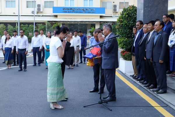 ថ្នាក់ដឹកនាំ និងមន្ត្រីរាជការនៃក្រសួងការងារ និងបណ្តុះបណ្តាលវិជ្ជាជីវៈ ចូលរួមគោរពទង់ជាតិនៃព្រះរាជាណាចក្រកម្ពុជា