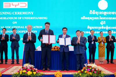ឯកឧត្តមរដ្ឋមន្រ្តី ហេង សួរ និងឯកអគ្គរដ្ឋទូតចិន អញ្ជើញជាអធិបតីក្នុងពិធីប្រគល់សៀវភៅស្តង់ដាជាតិមុខរបរចិន និងក្នុងពិធីចុះ MoU ជាមួយក្រុមហ៊ុន BYD