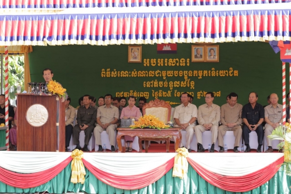 សម្តេចតេជោ ហ៊ុន សែន អញ្ជើញជួបសំណេះសំណាលជាមួយកម្មករ នៅរោងចក្រតំបន់ទួលសង្កែ