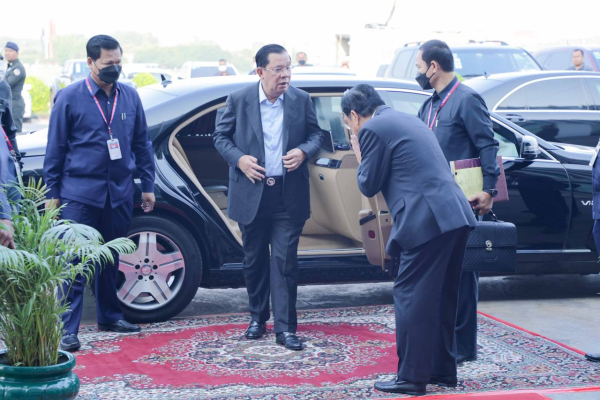 សម្តេចតេជោ ហ៊ុន សែន អញ្ជើញប្រគល់វិញ្ញាបនបត្រ សញ្ញាបត្រ ជូនសិក្ខាកាម និងនិស្សិត នៃវិទ្យាស្ថានខ្មែរជំនាន់ថ្មី