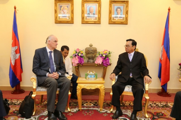 ឯកឧត្តមបណ្ឌិតរដ្ឋមន្រ្តី អនុញ្ញាតអោយលោក Theo Van Der loop  ចូលជួបពិភាក្សាការងារ