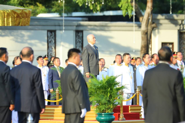 ថ្នាក់ដឹកនាំ និងមន្ត្រីរាជការនៃក្រសួងការងារ និងបណ្តុះបណ្តាលវិជ្ជាជីវៈ ចូលរួមពិធីពន្លត់ទៀនជ័យនៃទិវាបុណ្យឯករាជ្យជាតិ ក្រោមព្រះរាជាធិបតីដ៏ខ្ពង់ខ្ពស់បំផុតព្រះមហាក្សត្រនៃព្រះរាជាណាចក្រកម្ពុជា