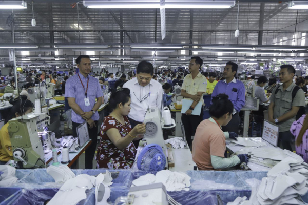 ឯកឧត្តម វ៉េង ហៀង អនុរដ្ឋលេខាធិការ តំណាងដ៏ខ្ពង់ខ្ពស់ ឯកឧត្តមរដ្ឋមន្ត្រី បានអញ្ជើញជួបសំណេះសំណាលជាមួយតំណាងនាយកសហគ្រាស គ្រឹះស្ថាន សហជីព តំណាងកម្មករនិយោជិត