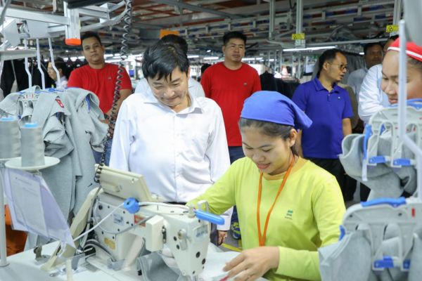 រដ្ឋមន្ត្រីក្រសួងការងារ និងបណ្តុះបណ្តាលវិជ្ជាជីវៈ ចុះពិនិត្យមើលទីតាំងសម្រាប់សាងសង់ទារកដ្ឋាន និងពិនិត្យសង្វាក់ផលិតកម្មដ៏ទំនើបរបស់រោងចក្រ ម៉ាវ៉ល