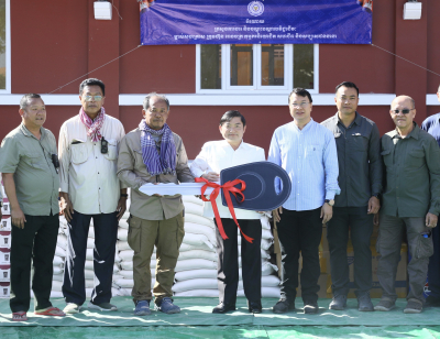 ឯកឧត្តម ហេង សួរ បាននាំយកអំណោយរបស់សប្បុរសជន ម្ចាស់សហគ្រាស ក្រុមហ៊ុន រោងចក្រ ថ្នាក់ដឹកនាំសហជីព និងបងប្អូនកម្មករនិយោជិត ជូនរដ្ឋបាលខេត្តបន្ទាយមានជ័យ សម្រាប់ផ្តល់ជូនវីរកងទ័ពគ្រួសារវីរកងទ័ព និងបងប្អូនភៀសសឹក