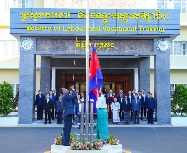 ថ្នាក់ដឹកនាំ និងមន្ត្រីរាជការនៃក្រសួងការងារ និងបណ្តុះបណ្តាលវិជ្ជាជីវៈ បានបន្តចូលរួមគោរពទង់ជាតិនៃព្រះរាជាណាចក្រកម្ពុជា