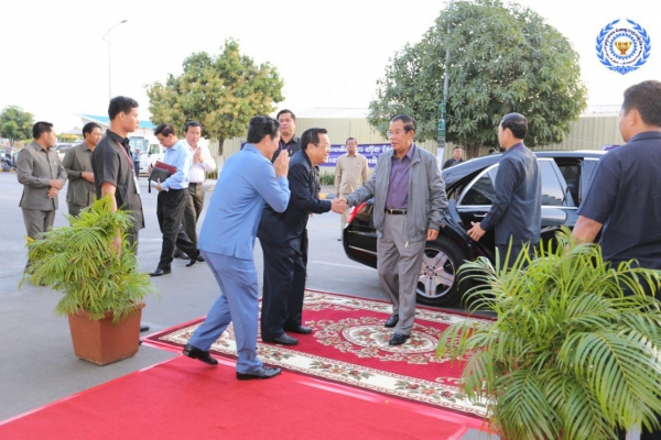 សម្តេច​តេជោ ហ៊ុន សែន អញ្ជើញ​សំណេះ​សំណាល​ជា​មួយ បងប្អូន អ្នក​រត់​ម៉ូតូ​ឌុប ម៉ូតូ​កង់​បី និង​រត់​តាក់​ស៊ី​ជាង​៤ពាន់នាក់ នៅកោះពេជ្រ