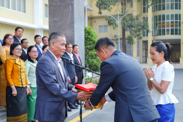 ថ្នាក់ដឹកនាំ និងមន្ត្រីរាជការនៃក្រសួងការងារ និងបណ្តុះបណ្តាលវិជ្ជាជីវៈ ចូលរួមគោរពទង់ជាតិនៃព្រះរាជាណាចក្រកម្ពុជា