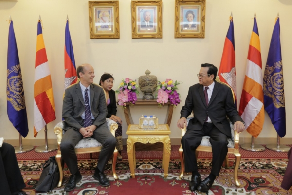 ឯកឧត្តមបណ្ឌិតរដ្ឋមន្ត្រី អនុញ្ញាតអោយលោក Jan Hansen នាយកស្តីទី នៃធនាគារអភិវឌ្ឍន៍អាស៊ីប្រចាំកម្ពុជា ចូលជួបសម្តែងការគួរសម និងពិភាក្សាការងារ